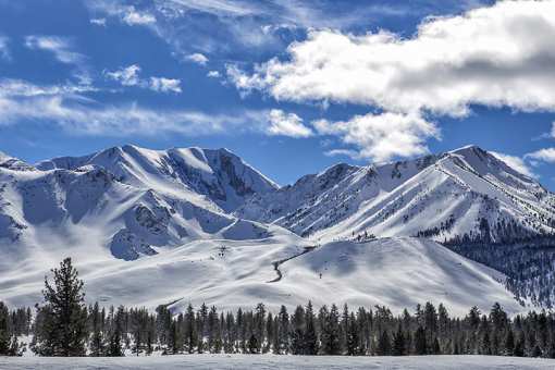 10 Best Skiing Spots in California!