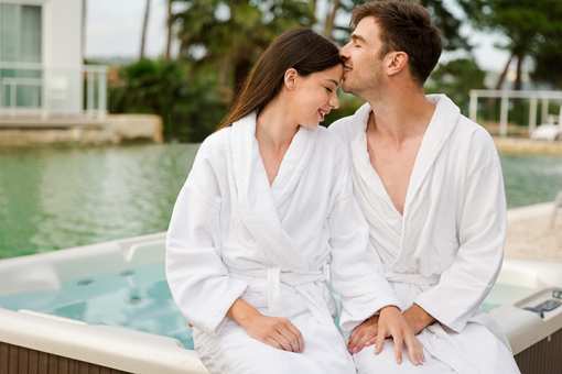 10 Best Hotels and Resorts for Couples in Michigan!